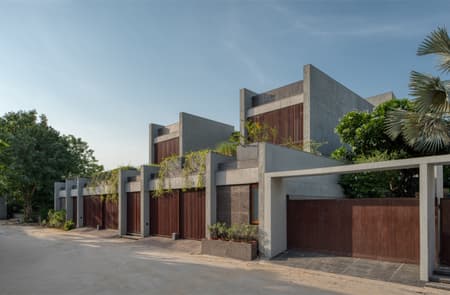 The House of Parallel Walls